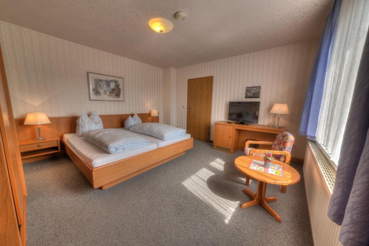 Hotel - Pension & Gaststaette "Alter Koenig" Hettstedt ภายนอก รูปภาพ