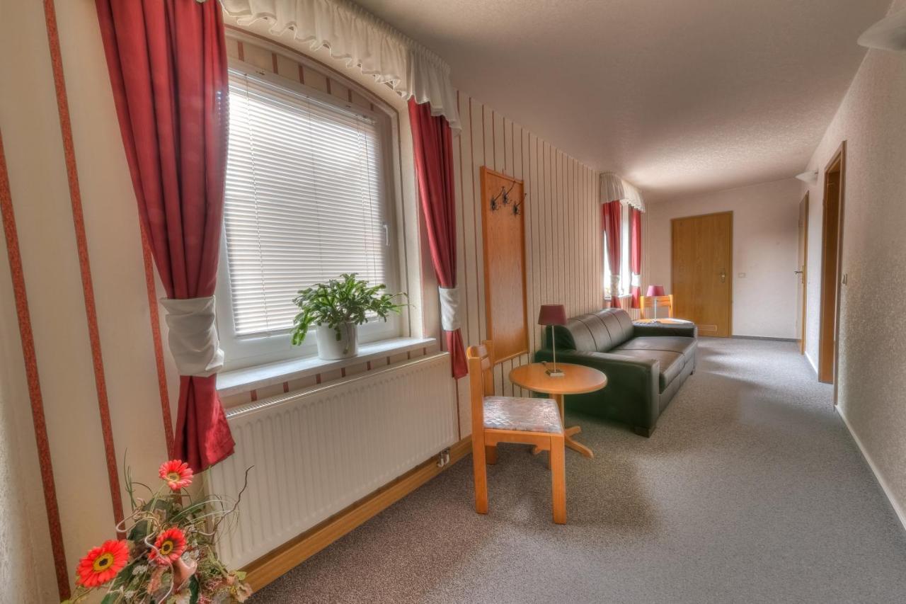 Hotel - Pension & Gaststaette "Alter Koenig" Hettstedt ภายนอก รูปภาพ